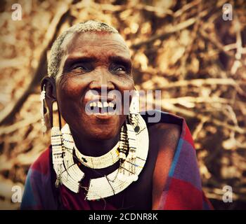 Maasai alte Frau Porträt in Tansania, Afrika Stockfoto