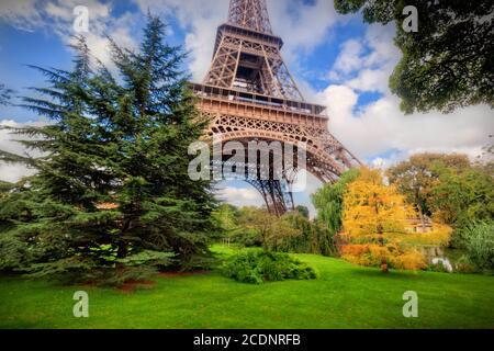 Eiffelturm vom Champ de Mars Park in Paris, Frankreich Stockfoto