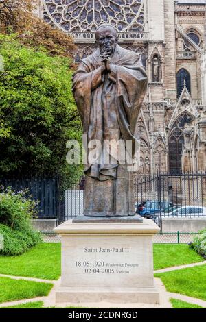 Statue des Papstes Johannes Paul II. Neben der Kathedrale Notre Dame in Paris, Frankreich. Stockfoto