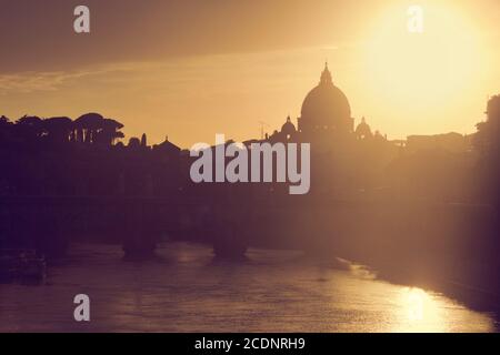 Petersdom#39;s Basilika, Vatikanstadt. Tiber in Rom, Italien bei Sonnenuntergang Stockfoto
