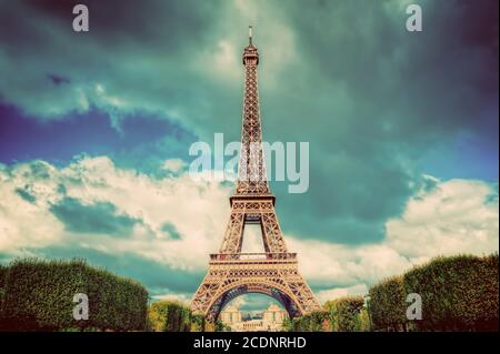 Eiffelturm vom Champ de Mars Park in Paris, Frankreich. Vintage Stockfoto