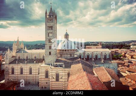 Siena, Italien Panoramablick auf die Stadt. Kathedrale von Siena, Duomo di Siena. Vintage Stockfoto