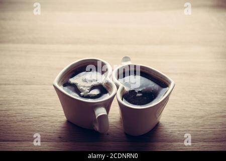 Schwarzer Kaffee, Espresso in zwei herzförmigen Tassen. Liebe, Valentine#39;s Tag, vintage Stockfoto