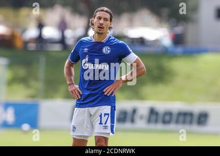 Kematen, Österreich. August 2020. Fußball: Testspiele, FC Schalke 04 - Aris Saloniki. Schalkes Benjamin Stambouli steht erschöpft auf dem Platz. Quelle: Tim Rehbein/dpa/Alamy Live News Stockfoto