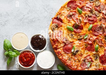 Pizza mit zusätzlichen Saucen und leeren Raum Stillleben Stockfoto