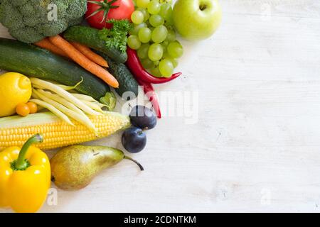 Frisches Obst und Gemüse auf weißem Hintergrund. Freier Speicherplatz für Text Stockfoto