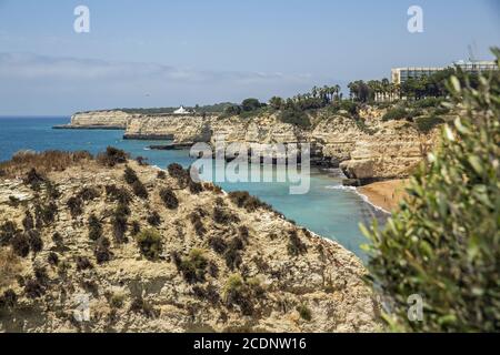 Felsküste an der Algarve in Armacao de Pera, Portugal, Europa Stockfoto