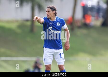 Kematen, Österreich. August 2020. Fußball: Testspiele, FC Schalke 04 - Aris Saloniki. Schalkes Benjamin Stambouli gibt seinem Teamkollegen Anweisungen. Quelle: Tim Rehbein/dpa/Alamy Live News Stockfoto