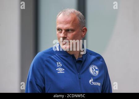 Kematen, Österreich. August 2020. Fußball: Testspiele, FC Schalke 04 - Aris Saloniki. Schalkes Sportdirektor Jochen Schneider. Quelle: Tim Rehbein/dpa/Alamy Live News Stockfoto