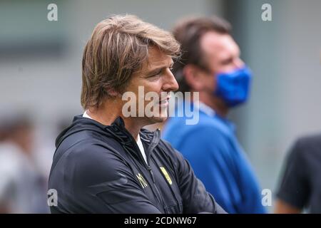 Kematen, Österreich. August 2020. Fußball: Testspiele, FC Schalke 04 - Aris Saloniki. Thessaloniki-Cheftrainer Michael Oenning (l.) im Gespräch. Quelle: Tim Rehbein/dpa/Alamy Live News Stockfoto