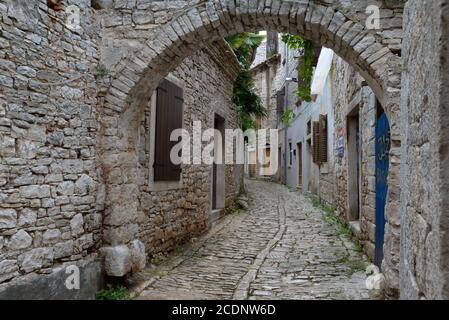Gasse in der Altstadt von Bale, Istrien, Kroatien Stockfoto