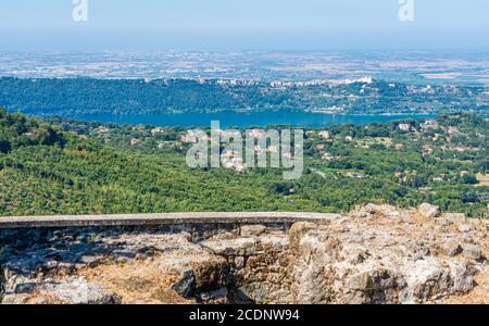 Der Albano-See von Rocca di Papa aus gesehen, einer kleinen Stadt in der Provinz Rom. Latium, Italien. Stockfoto