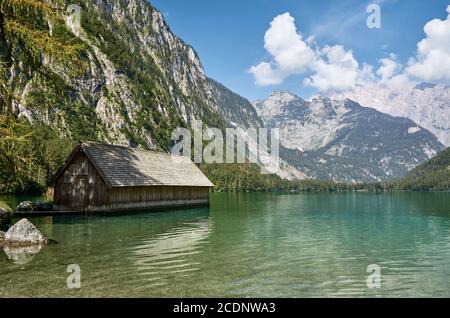 Landschaftlich reizvolle Aussicht auf den Obersee mit Holzboathouse in den Berchtesgadener Alpen, Deutschland Stockfoto