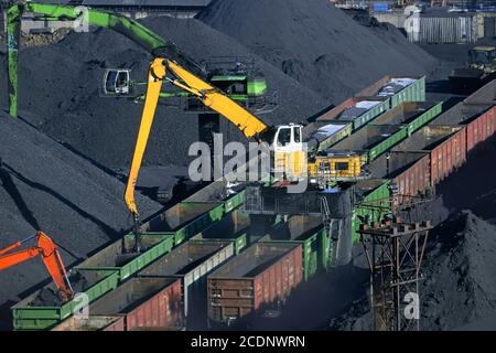 oal Entladen von Waggons Stockfoto