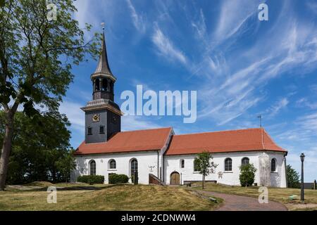 St. Laurentius Kirche der Pfarrei Lunden und der Familienfriedhof aus dem 15. Und 16. Jahrhundert im Kirchhof Stockfoto