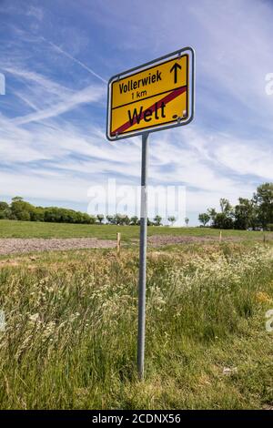 Dorfausgangsschild Welt in Nordfriesland bedeutet auch die Das Ende der Welt Stockfoto