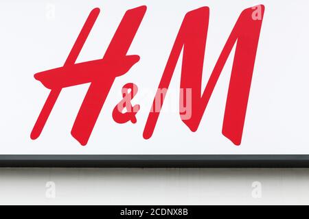 Hjorring, Dänemark - Juni 28, 2015: H&M Logo auf einer Fassade. H&M ist ein schwedischen multinationalen Einzelhandels Kleidung Firma Stockfoto