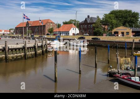 Innenhafen der Stadt Tonning in Nordfriesland Mit dem großen Verpackungshaus aus dem Jahr 1783 Stockfoto