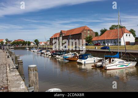 Innenhafen der Stadt Tonning in Nordfriesland Mit dem großen Verpackungshaus aus dem Jahr 1783 Stockfoto