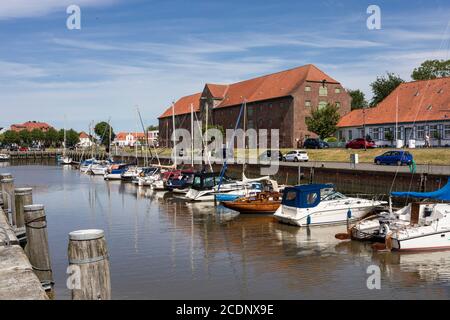 Innenhafen der Stadt Tonning in Nordfriesland Mit dem großen Verpackungshaus aus dem Jahr 1783 Stockfoto