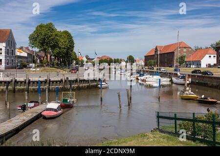 Innenhafen der Stadt Tonning in Nordfriesland Mit dem großen Verpackungshaus aus dem Jahr 1783 Stockfoto