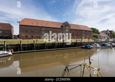 Innenhafen der Stadt Tonning in Nordfriesland Mit dem großen Verpackungshaus aus dem Jahr 1783 Stockfoto