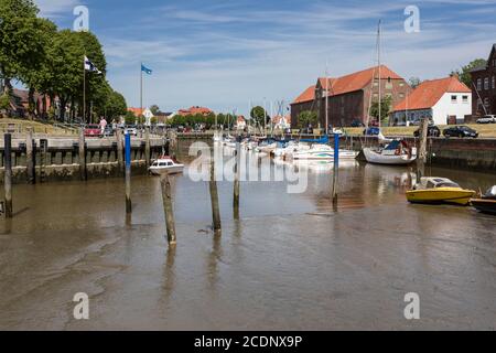 Innenhafen der Stadt Tonning in Nordfriesland Mit dem großen Verpackungshaus aus dem Jahr 1783 Stockfoto