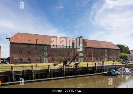 Innenhafen der Stadt Tonning in Nordfriesland Mit dem großen Verpackungshaus aus dem Jahr 1783 Stockfoto