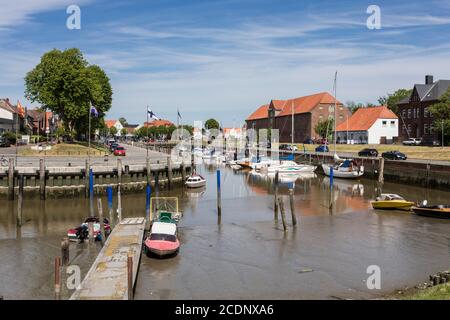 Innenhafen der Stadt Tonning in Nordfriesland Mit dem großen Verpackungshaus aus dem Jahr 1783 Stockfoto