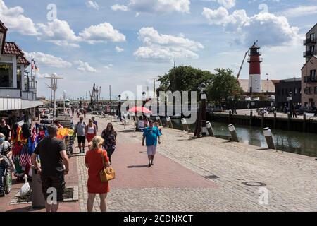 Busum am Hafen mit dem Leuchtturm im Hintergrund Stockfoto