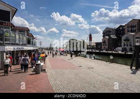 Busum am Hafen mit dem Leuchtturm im Hintergrund Stockfoto