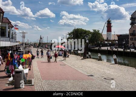 Busum am Hafen mit dem Leuchtturm im Hintergrund Stockfoto