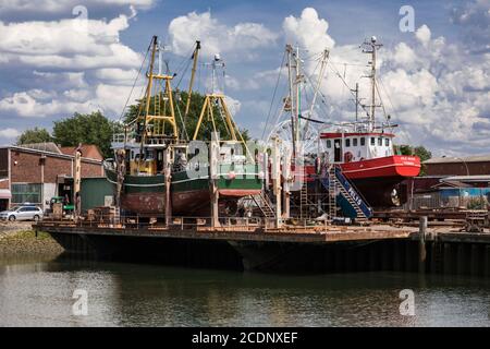 Trockendock einer Werft im Fischereihafen während Reparaturarbeiten an Garnelenbooten Stockfoto