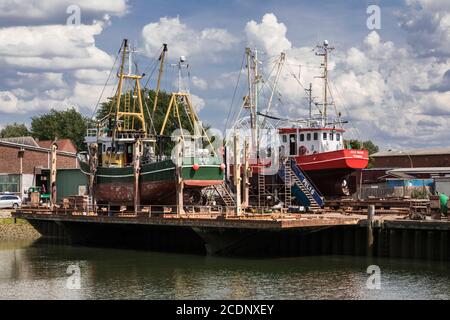 Trockendock einer Werft im Fischereihafen während Reparaturarbeiten an Garnelenbooten Stockfoto