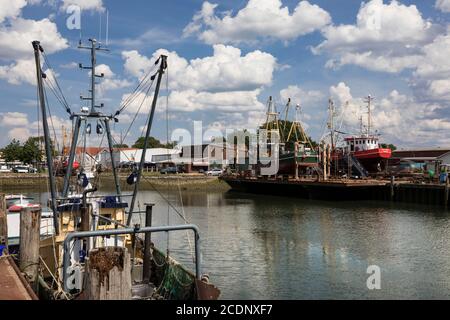 Trockendock einer Werft im Fischereihafen während Reparaturarbeiten an Garnelenbooten Stockfoto