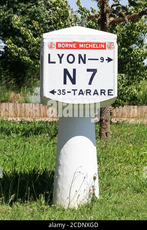 Charbonnieres, Frankreich - 26. Mai 2020: Alter Michelin-Meilenstein auf der mystischen Route nationale 7 in Frankreich Stockfoto