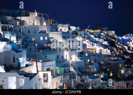 Blick auf die Stadt Thira bei Nacht. Santorini Griechenland Stockfoto