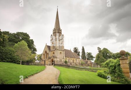 Die Kirche von Staint Marys liegt am anderen Ende des Arboretums von Batsford In Moreton in Marsh england Stockfoto