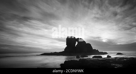 Schwarz-Weiß-Bild von Keyhole Felsen am Anawhata Strand, Waitakere, Auckland Stockfoto