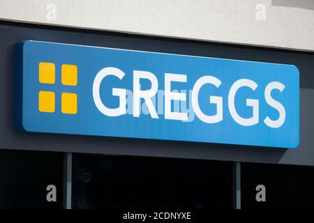 Eine Nahaufnahme eines Greggs-Ladenzeichens in Bargoed, Wales, Vereinigtes Königreich. Stockfoto