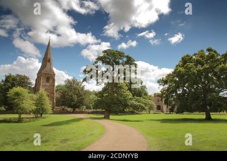 Kirche der Heiligen Jungfrau Maria eine Pfarrkirche in Broughton direkt neben dem Broughton Castle in england Stockfoto