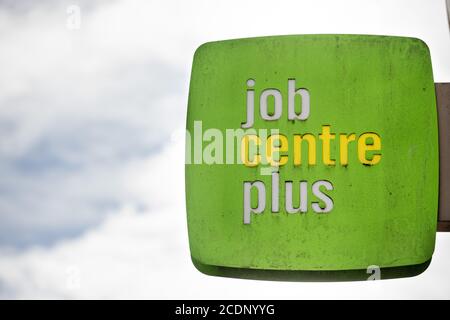 Eine Nahaufnahme eines Job Center Plus-Zeichens in Bargoed, Wales, Vereinigtes Königreich. Stockfoto