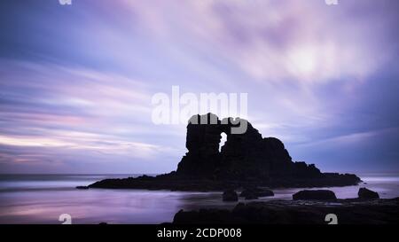 Langzeitaufnahme der Keyhole-Felsen am Anawhata Beach, Waitakere, Auckland Stockfoto