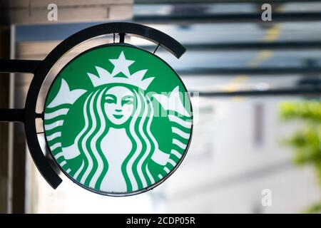 Eine Nahaufnahme eines Starbucks-Café-Schildes in Cardiff, Wales, Großbritannien. Stockfoto