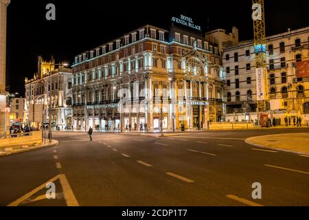 Lissabon - April 01, 2018: Hotel bei Nacht in Restauradores Platz in Lissabon. Restauradores Platz Stockfoto