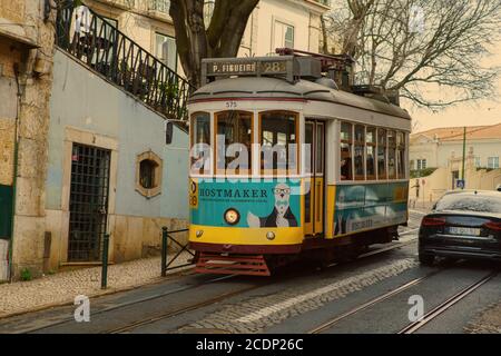 Lissabon - April 01, 2018: traditionelle Straßenbahn Beförderung im Stadtzentrum von Lissabon, Portugal. Die Stadt gehalten alte traditionelle Straßenbahn im Dienst innerhalb der Stockfoto