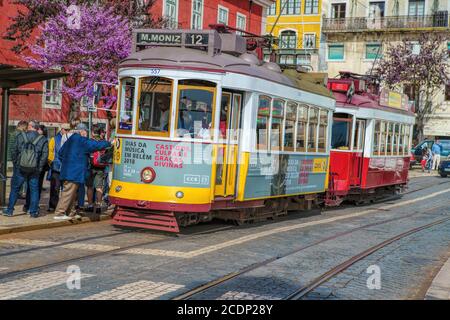 Lissabon - April 01, 2018: öffentliche Straßenbahn auf den Straßen der Alfama Viertel, die Altstadt von Lissabon, Portugal. Stockfoto