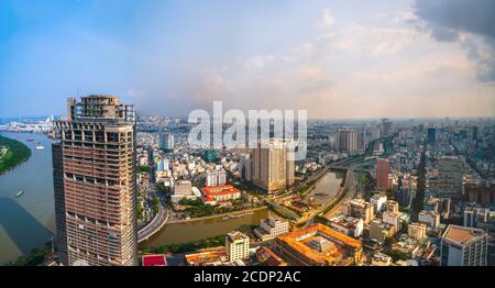 Blick auf die zentrale Skyline von Saigon am Nachmittag in den städtischen Gebieten Mit hohen Gebäuden entlang des Flusses zeigt Entwicklungsland in Ho Chi Minh Stadt Stockfoto