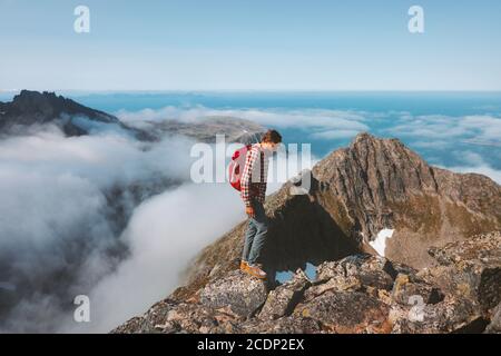 Mann Abenteurer Wandern in den Bergen mit Rucksack Reise Outdoor-Trekking Allein Sommerferien Aktivität gesunde Lebensweise Trail in Norwegen oben Cloud Stockfoto