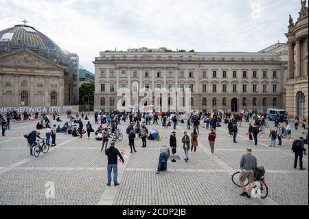 Berlin, Deutschland. August 2020. Auf dem Bebelplatz demonstrieren Demonstranten gegen die Coronademo. Quelle: Christophe Gateau/dpa/Alamy Live News Stockfoto